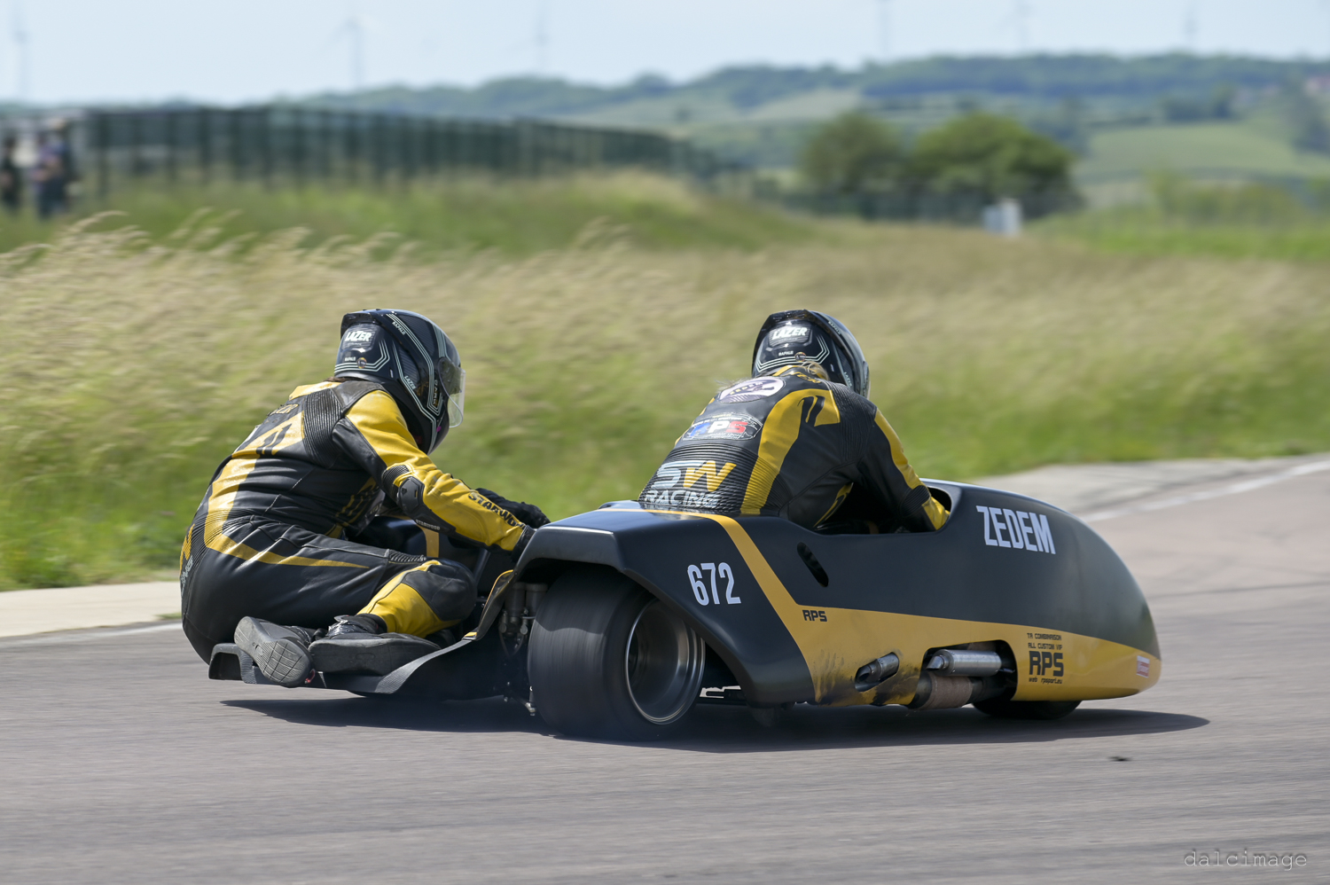 Voiture sur le circuit de pouilly - asaav.ch