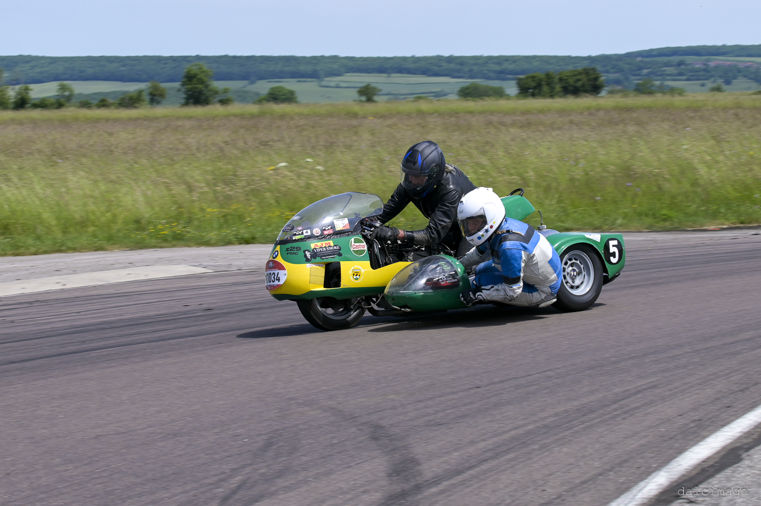 Voiture sur le circuit de pouilly - asaav.ch
