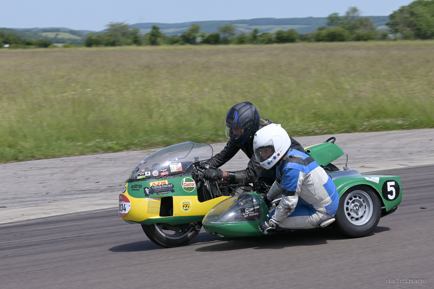 Voiture sur le circuit de pouilly - asaav.ch