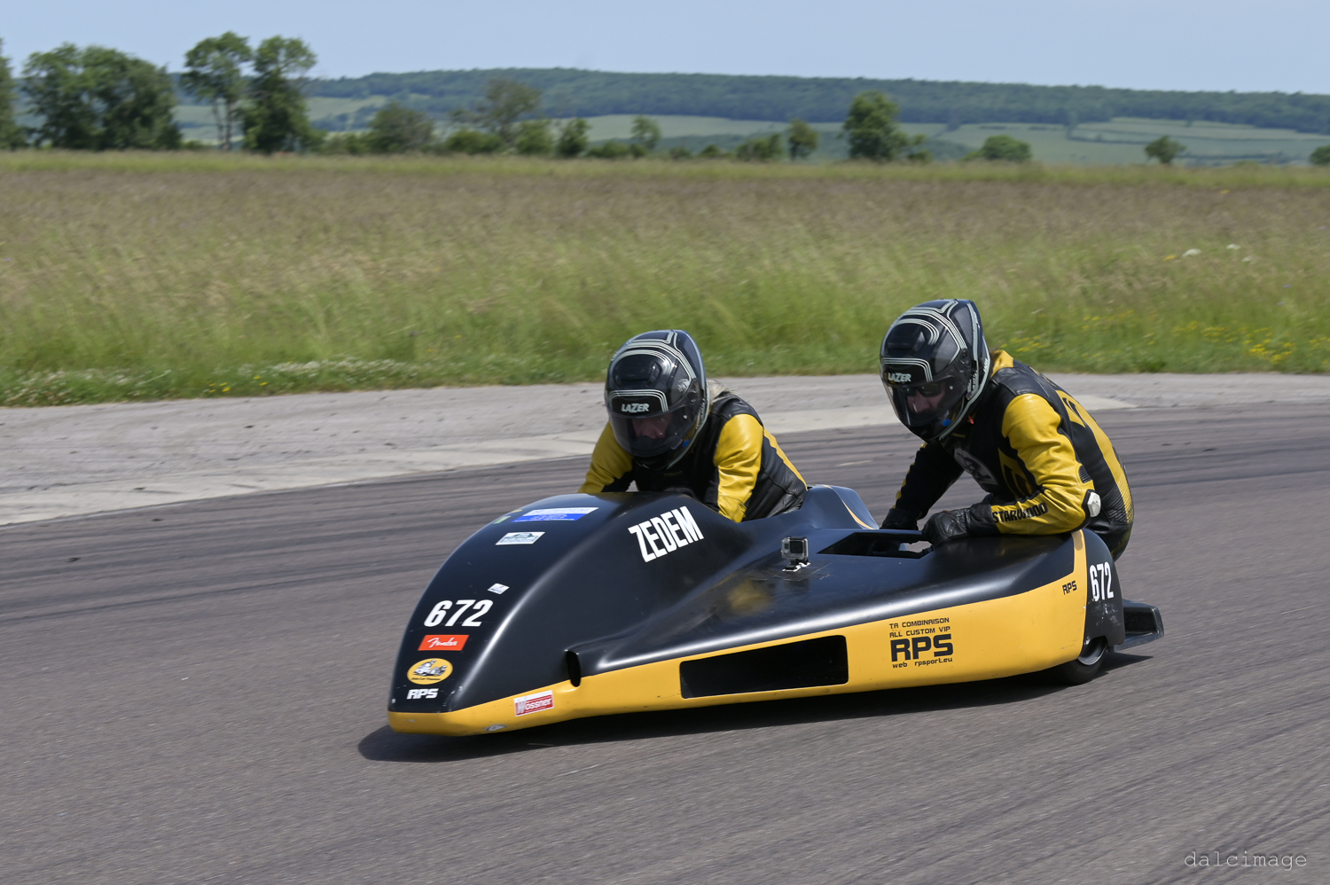Voiture sur le circuit de pouilly - asaav.ch