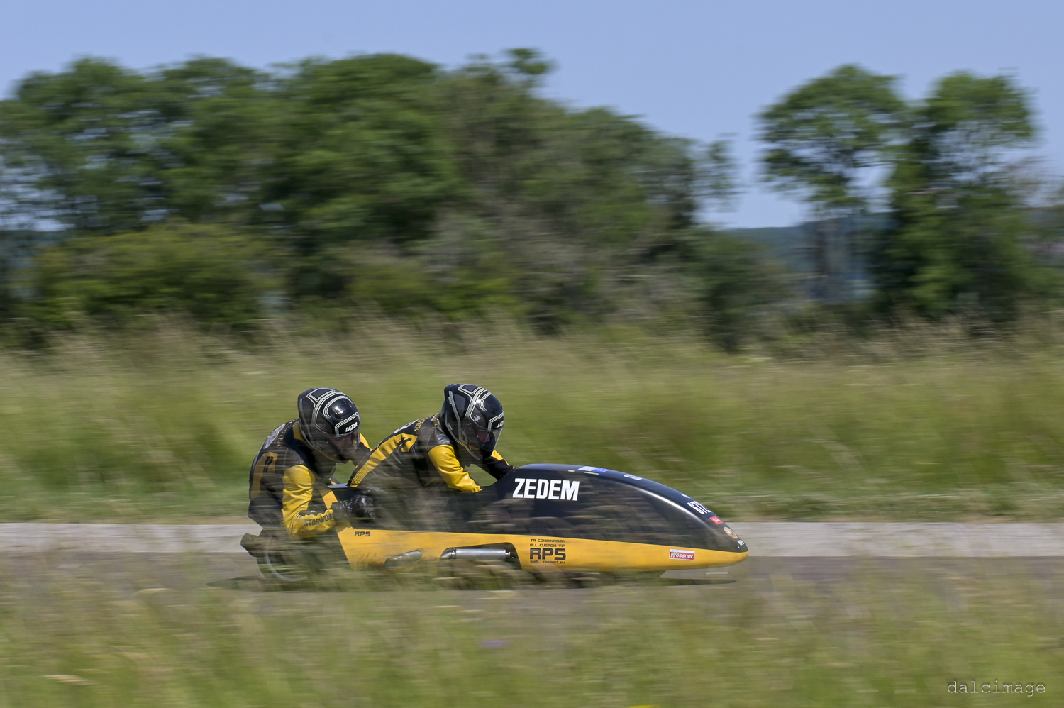Voiture sur le circuit de pouilly - asaav.ch