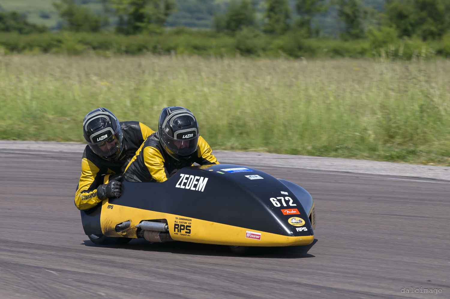 Voiture sur le circuit de pouilly - asaav.ch