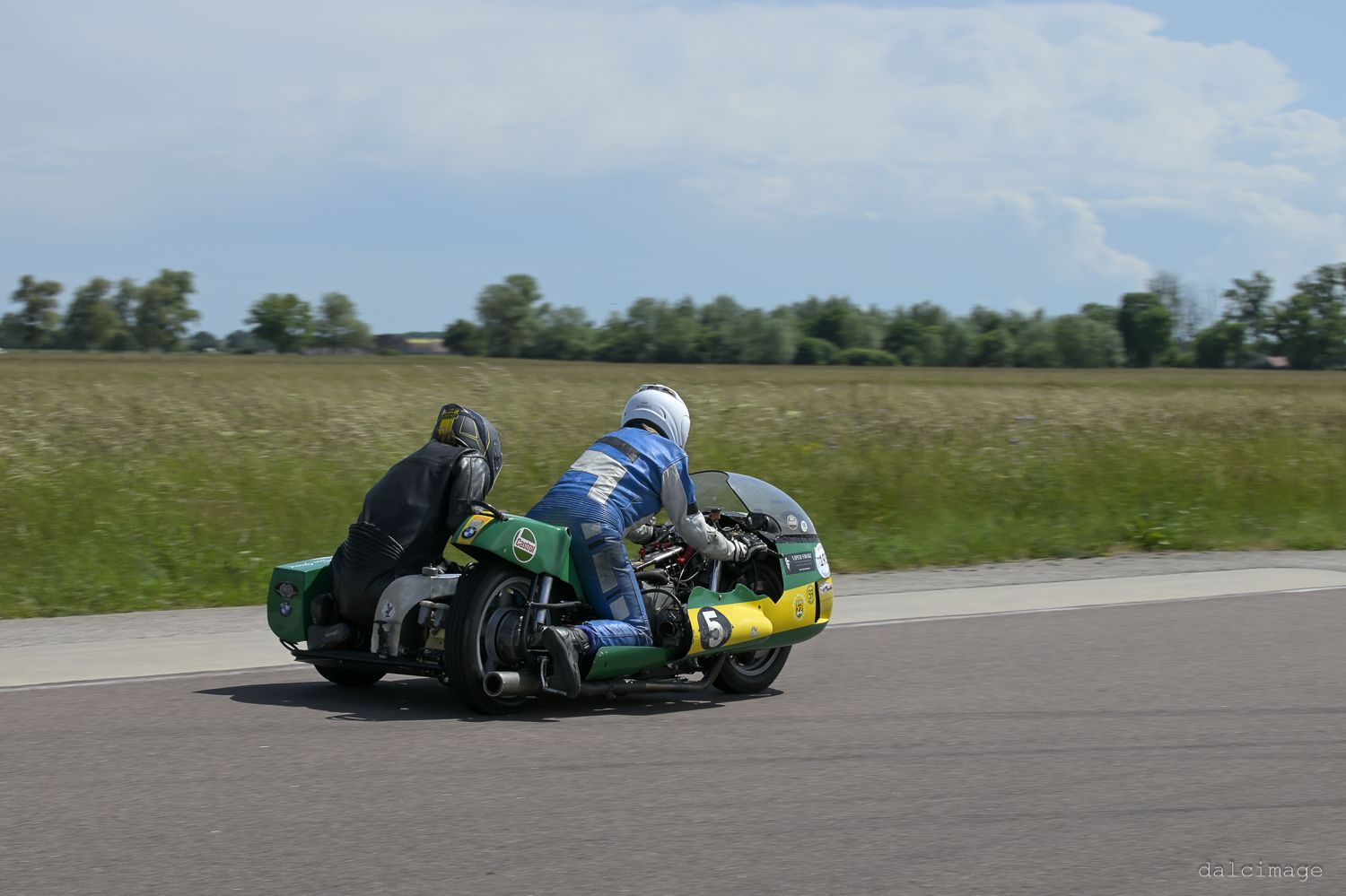 Voiture sur le circuit de pouilly - asaav.ch