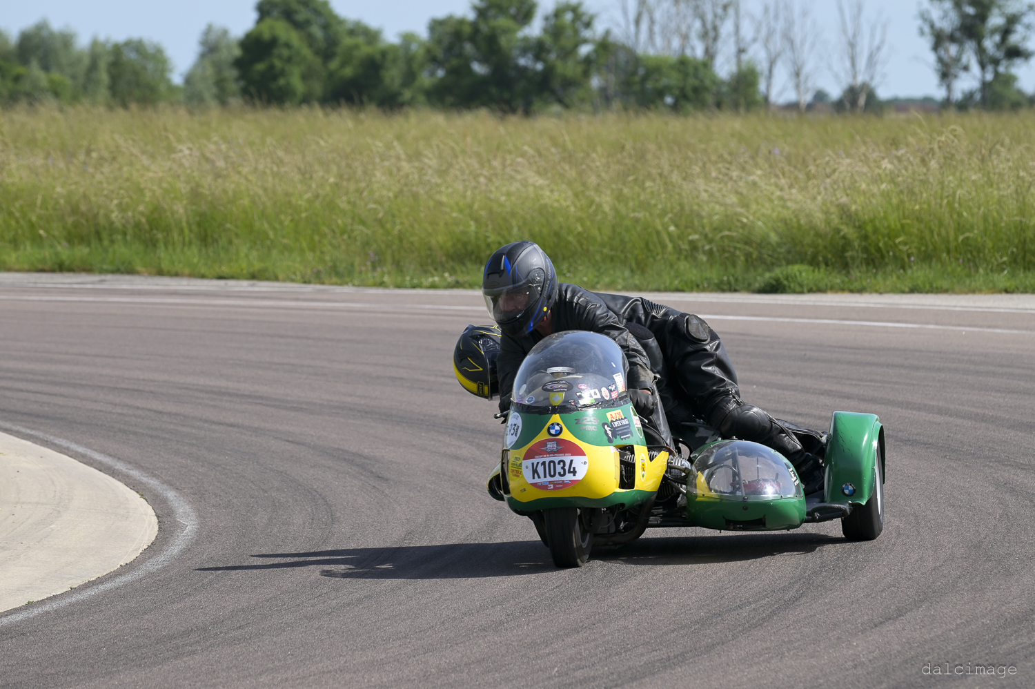 Voiture sur le circuit de pouilly - asaav.ch
