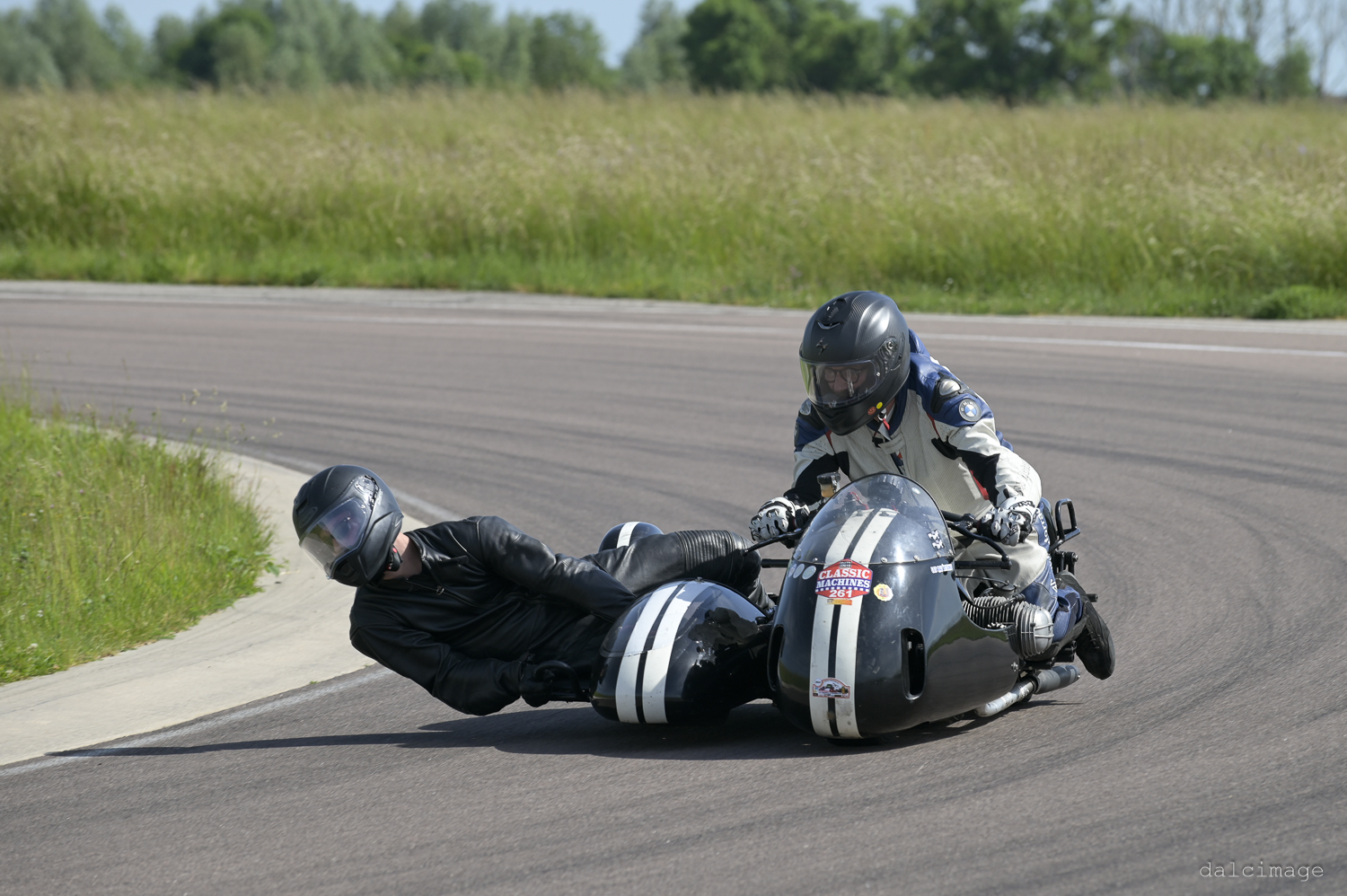 Voiture sur le circuit de pouilly - asaav.ch