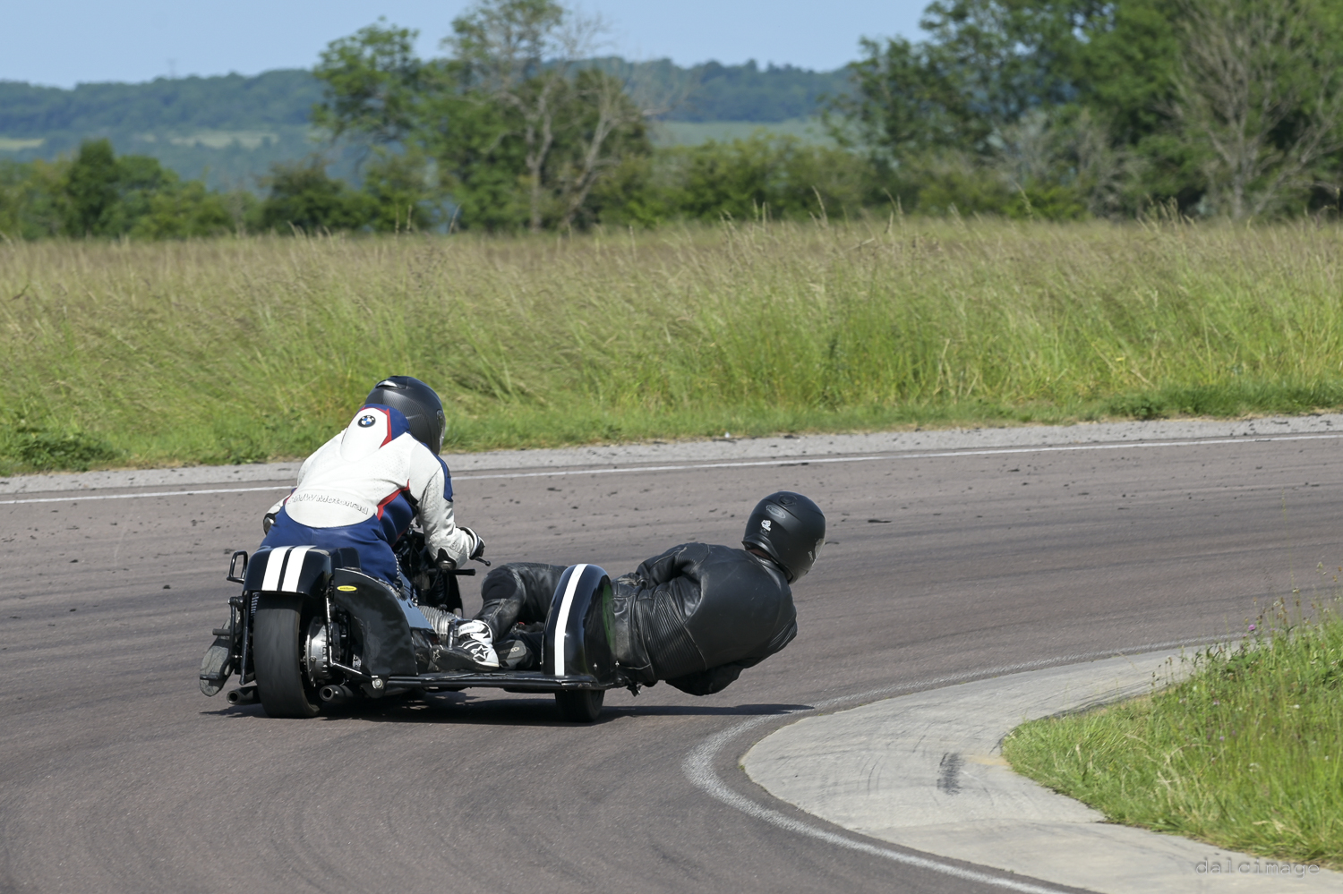 Voiture sur le circuit de pouilly - asaav.ch