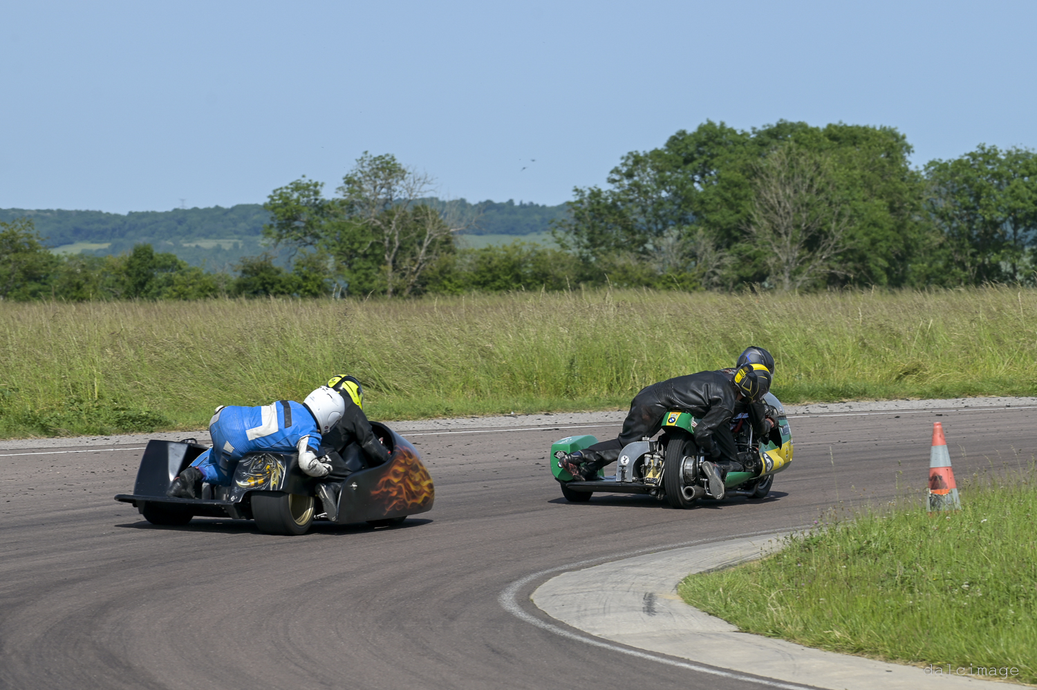 Voiture sur le circuit de pouilly - asaav.ch
