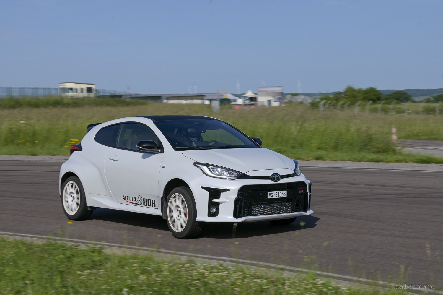 Voiture sur le circuit de pouilly - asaav.ch