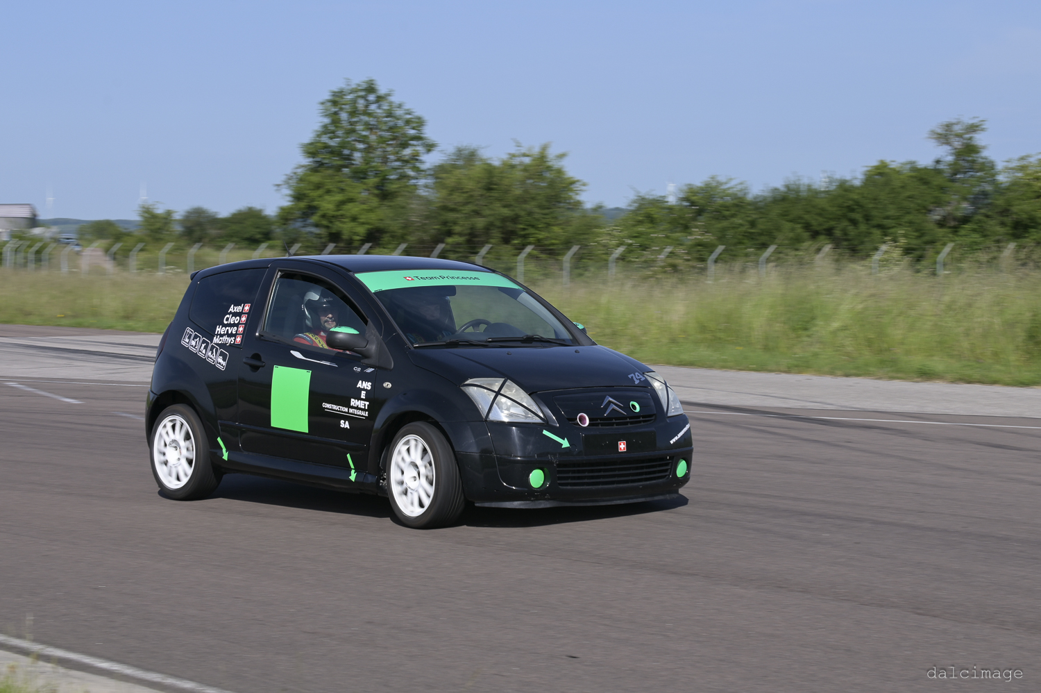 Voiture sur le circuit de pouilly - asaav.ch