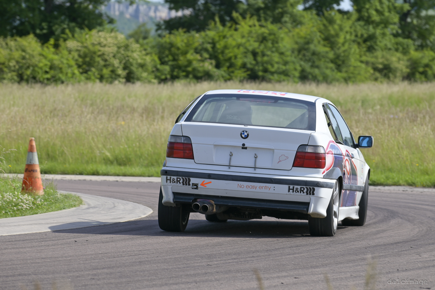 Voiture sur le circuit de pouilly - asaav.ch