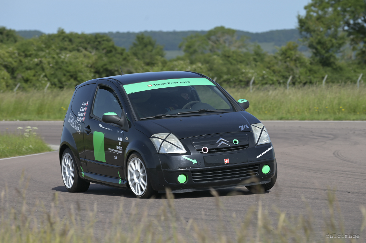 Voiture sur le circuit de pouilly - asaav.ch