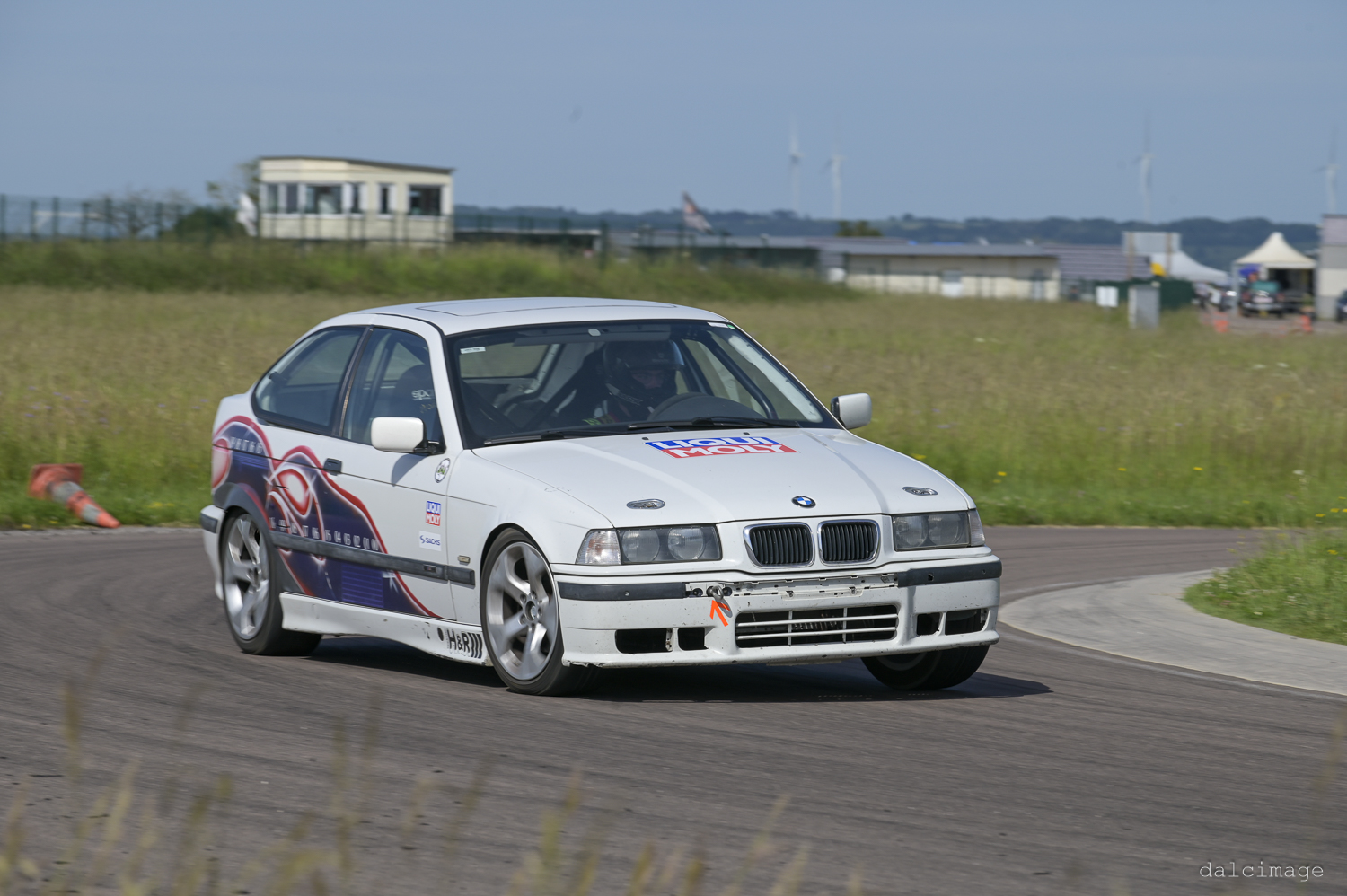 Voiture sur le circuit de pouilly - asaav.ch