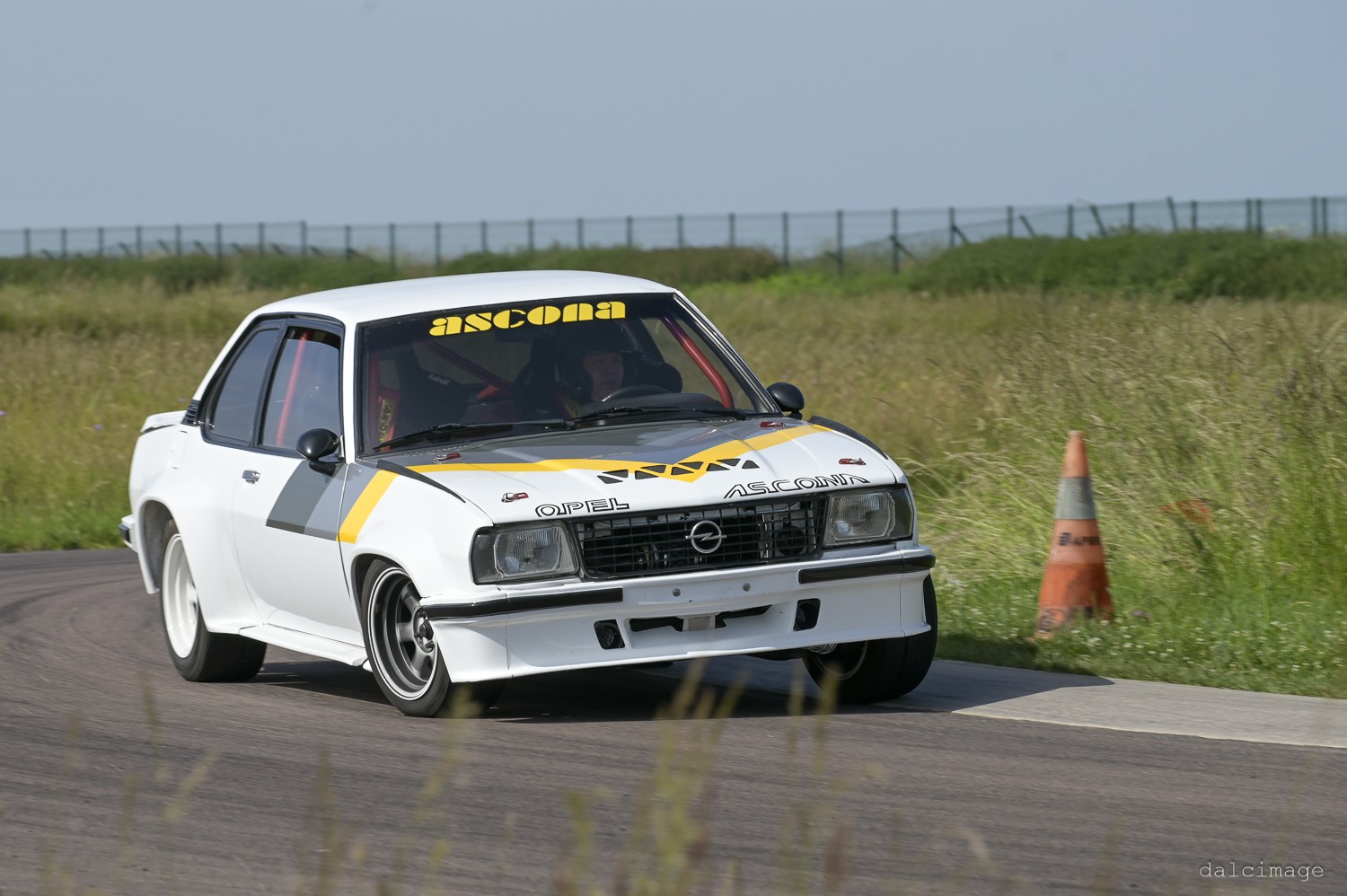 Voiture sur le circuit de pouilly - asaav.ch
