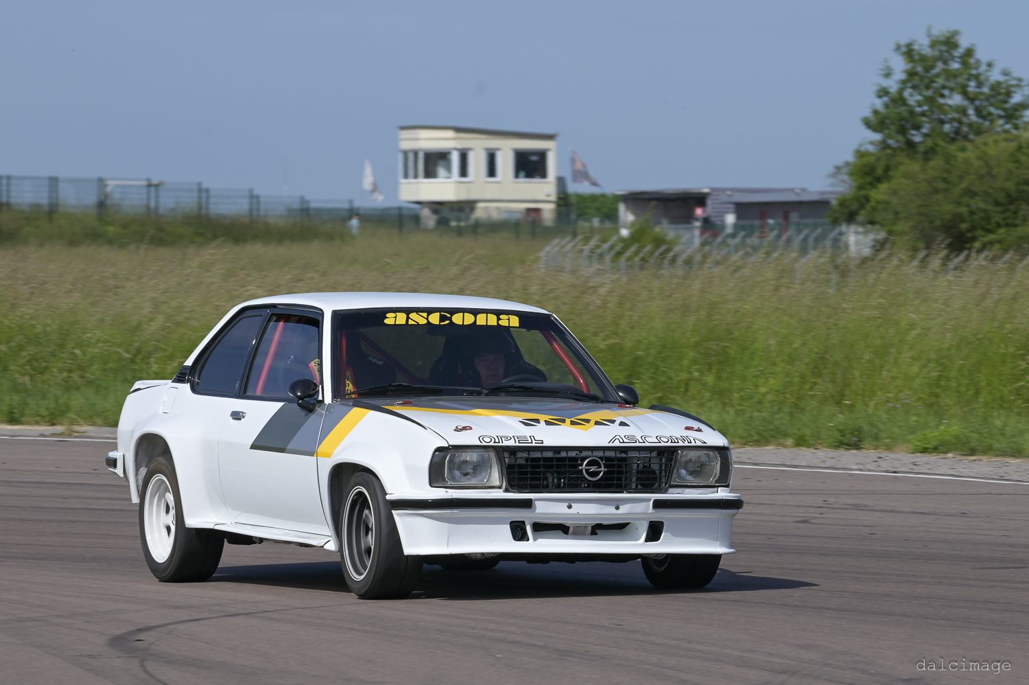 Voiture sur le circuit de pouilly - asaav.ch