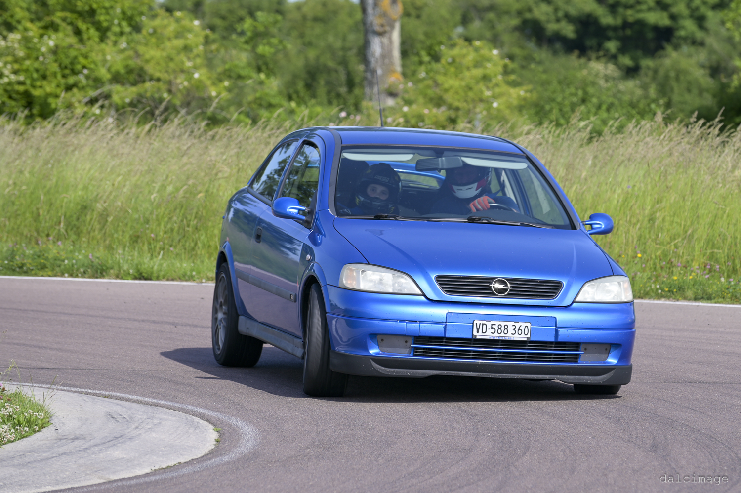 Voiture sur le circuit de pouilly - asaav.ch