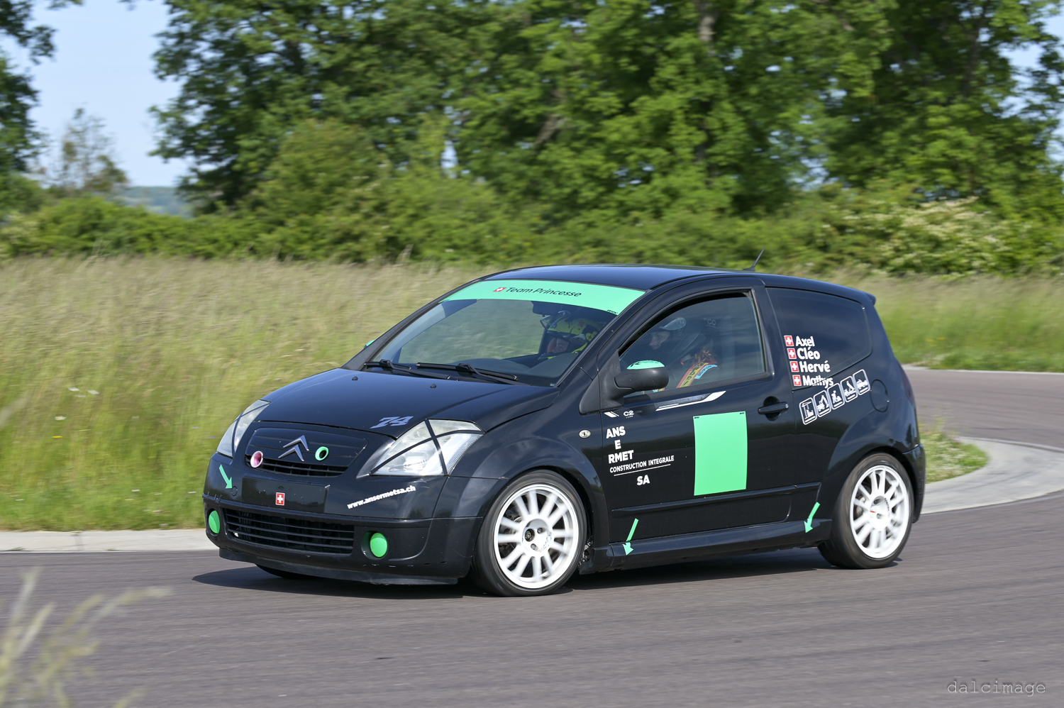 Voiture sur le circuit de pouilly - asaav.ch