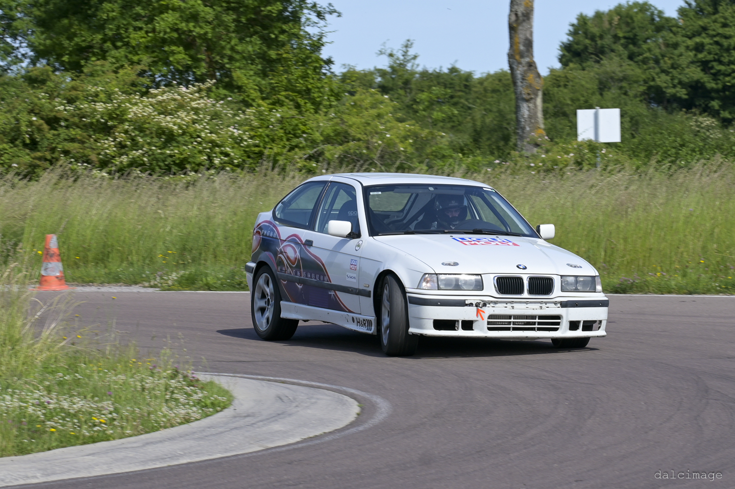 Voiture sur le circuit de pouilly - asaav.ch