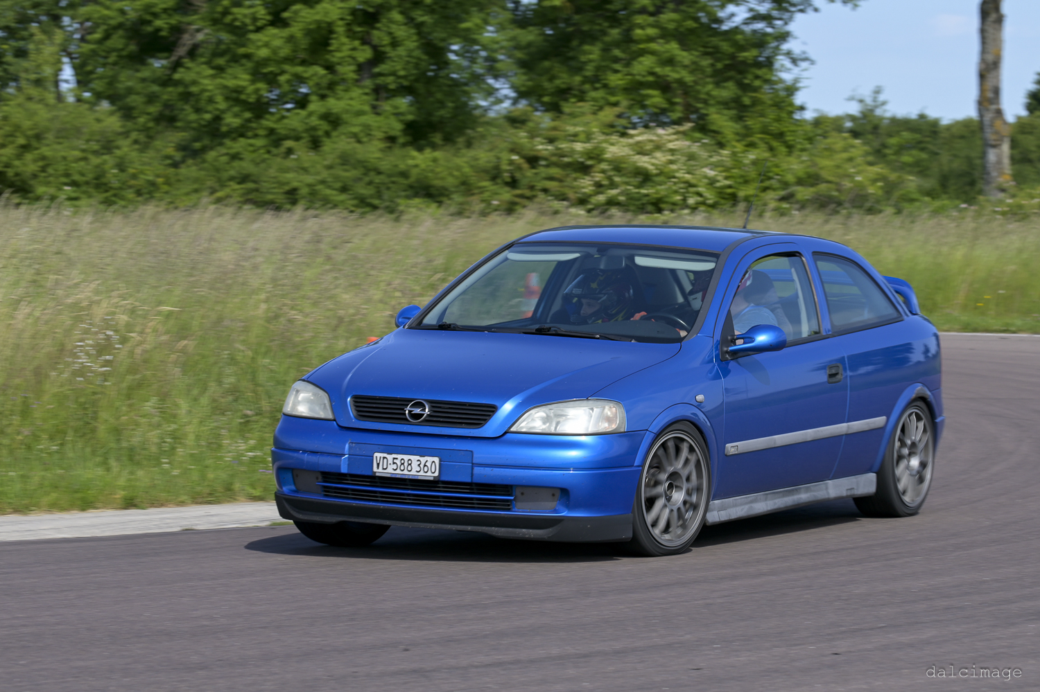 Voiture sur le circuit de pouilly - asaav.ch