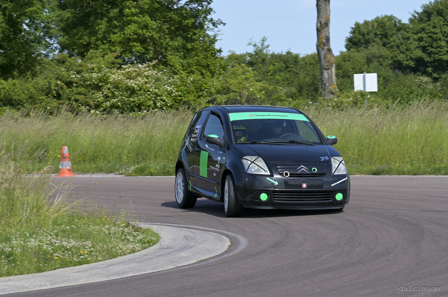 Voiture sur le circuit de pouilly - asaav.ch