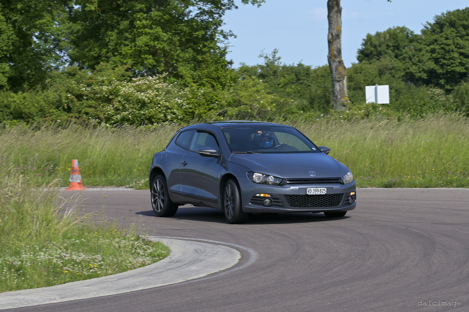 Voiture sur le circuit de pouilly - asaav.ch