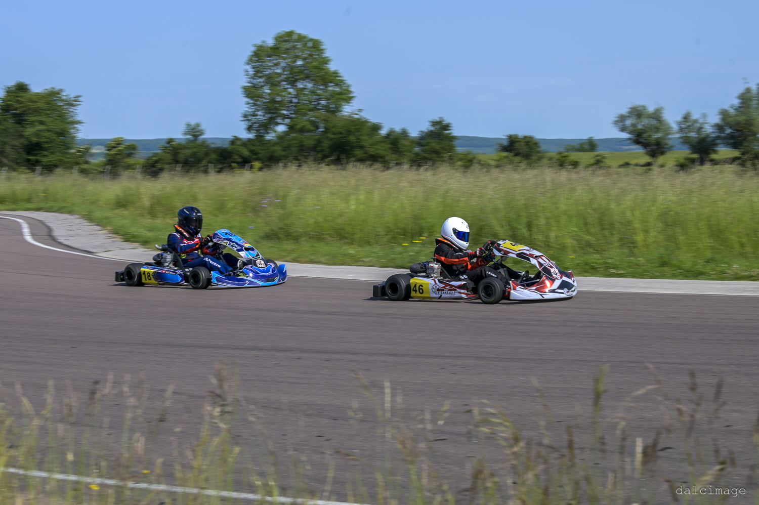 Voiture sur le circuit de pouilly - asaav.ch