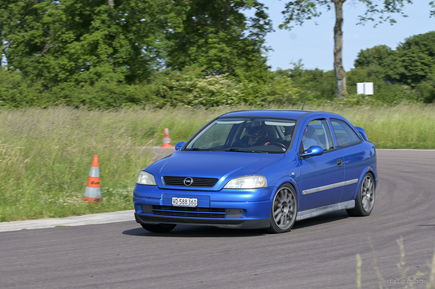 Voiture sur le circuit de pouilly - asaav.ch