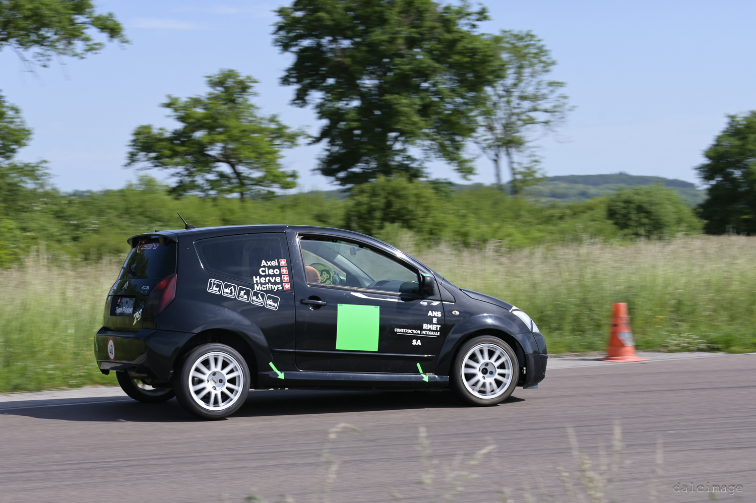 Voiture sur le circuit de pouilly - asaav.ch