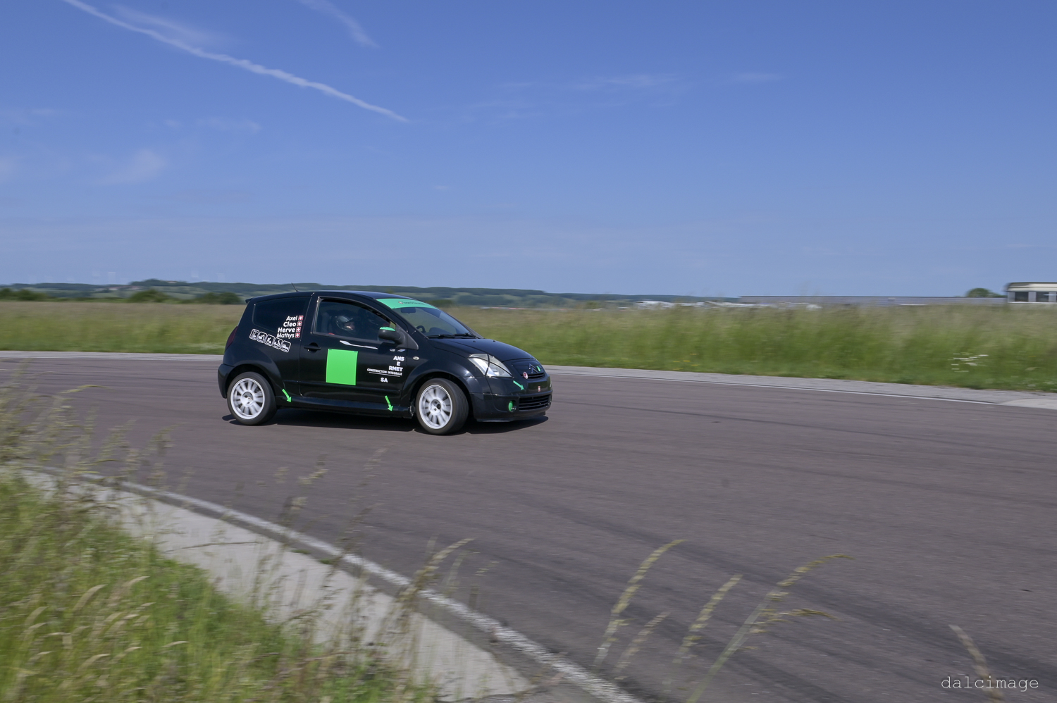 Voiture sur le circuit de pouilly - asaav.ch