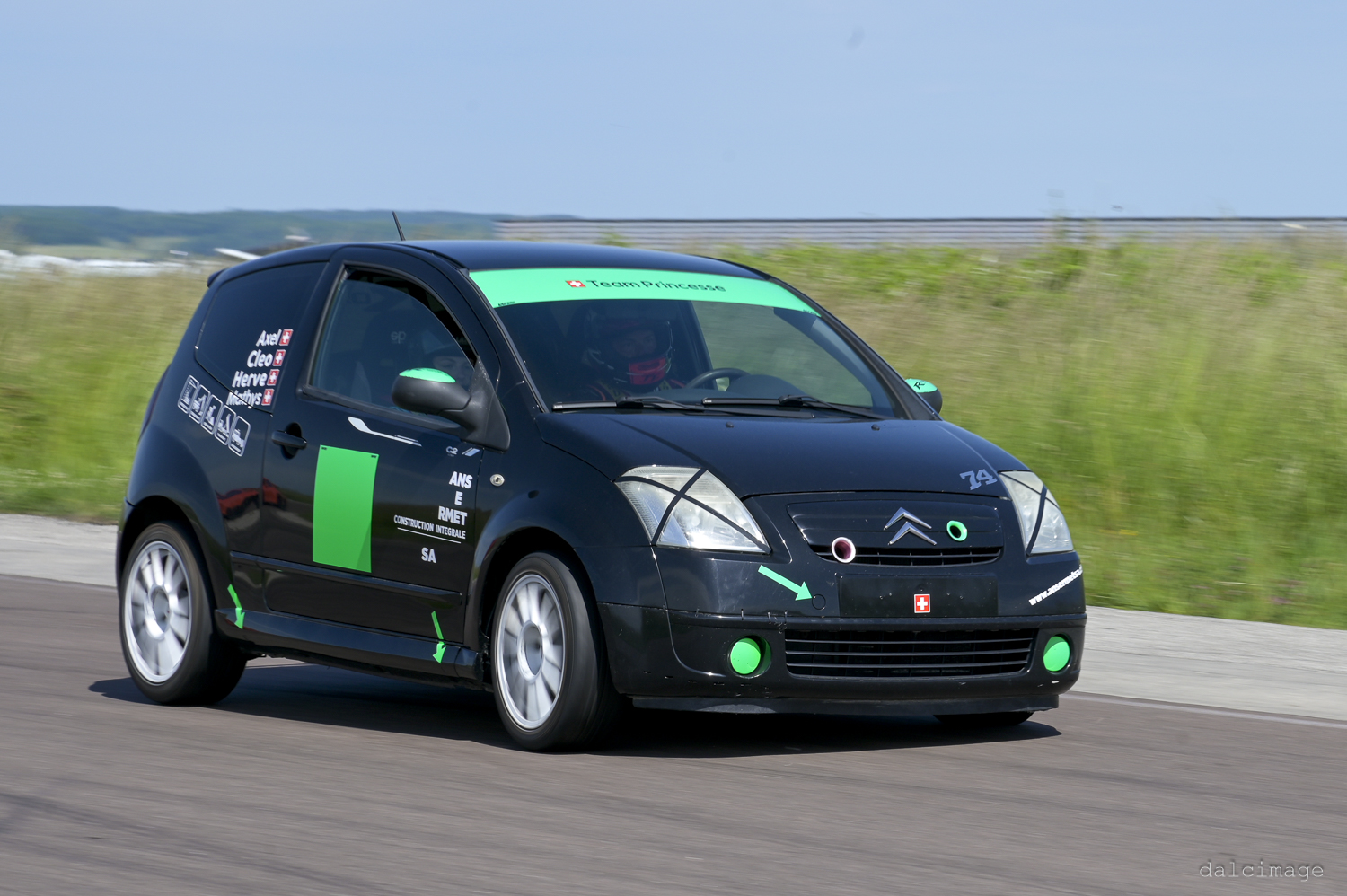 Voiture sur le circuit de pouilly - asaav.ch