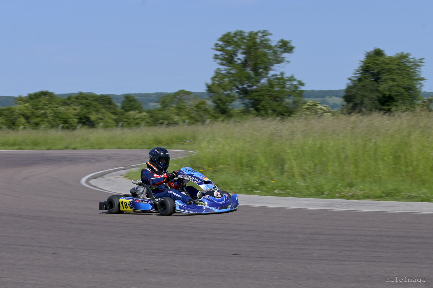 Voiture sur le circuit de pouilly - asaav.ch
