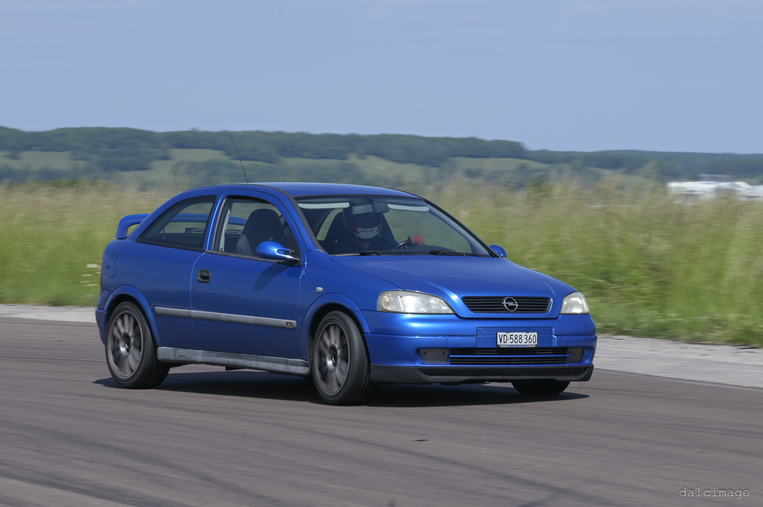 Voiture sur le circuit de pouilly - asaav.ch
