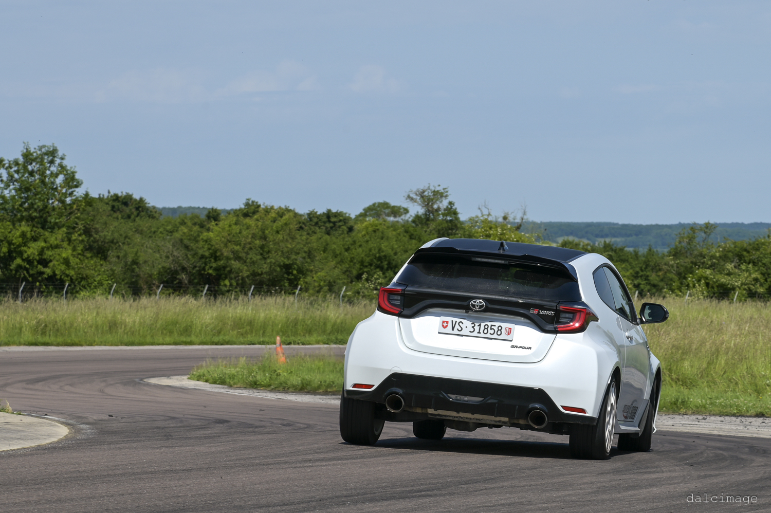 Voiture sur le circuit de pouilly - asaav.ch