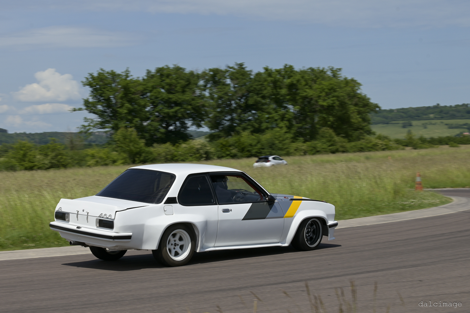 Voiture sur le circuit de pouilly - asaav.ch