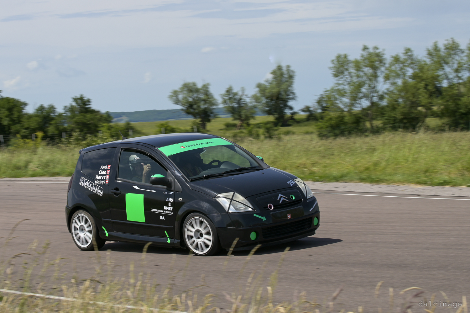 Voiture sur le circuit de pouilly - asaav.ch