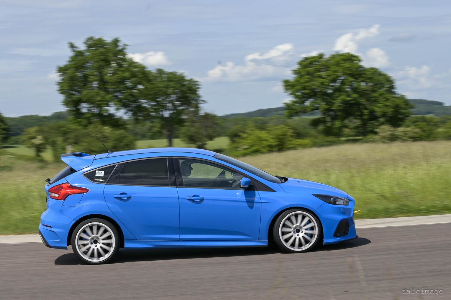 Voiture sur le circuit de pouilly - asaav.ch