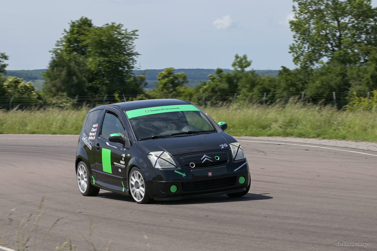Voiture sur le circuit de pouilly - asaav.ch