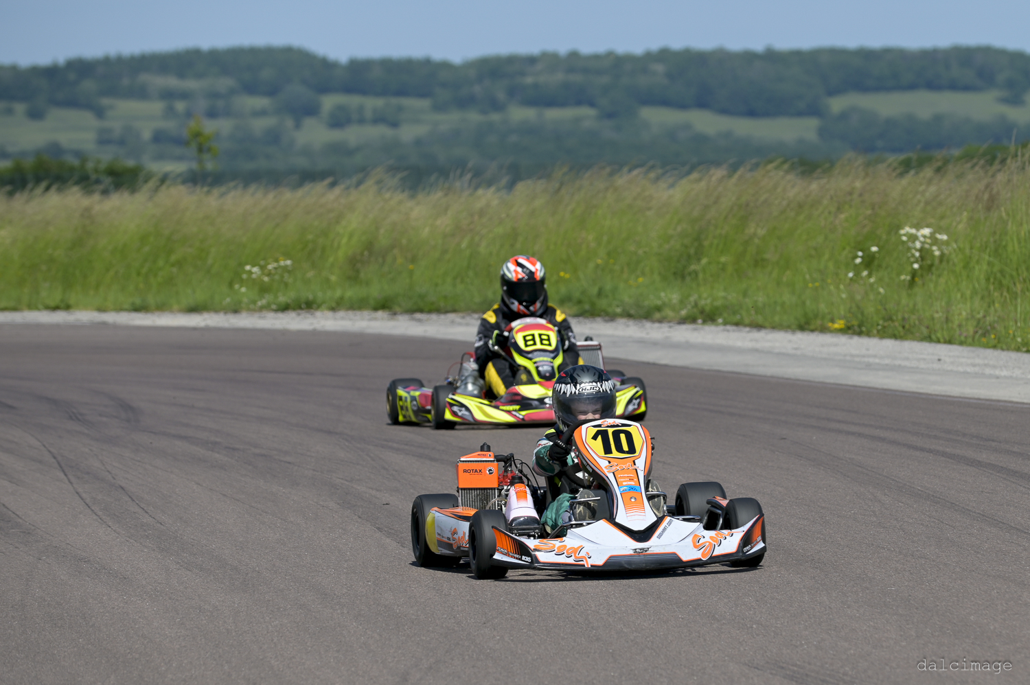 Voiture sur le circuit de pouilly - asaav.ch