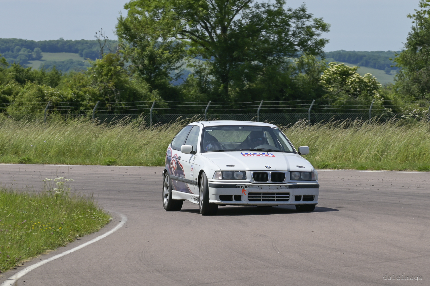 Voiture sur le circuit de pouilly - asaav.ch