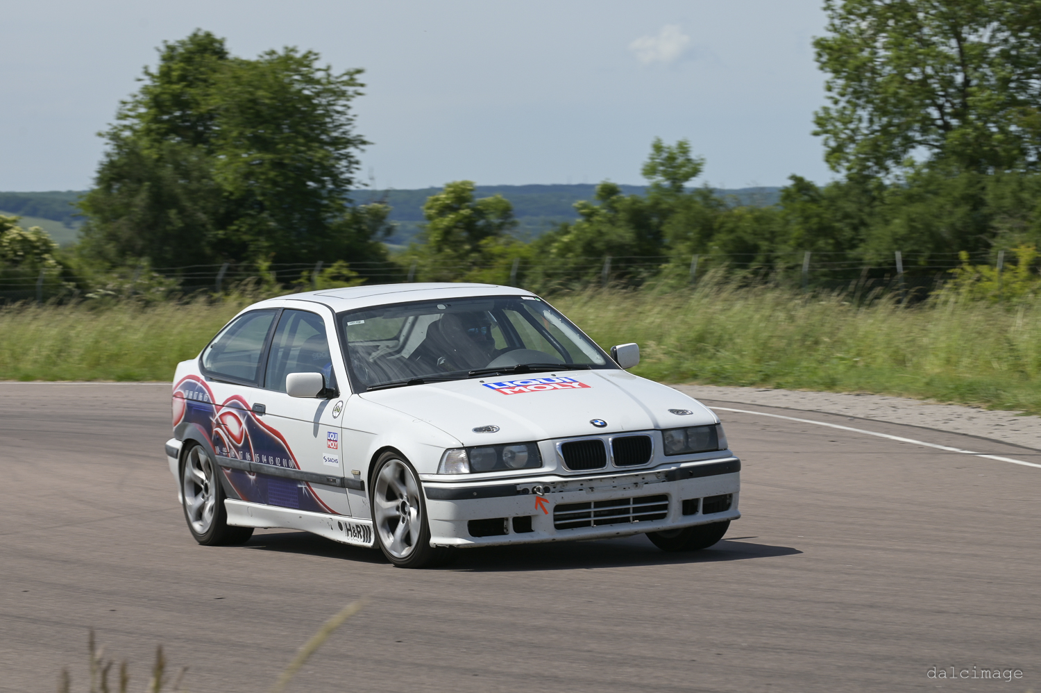 Voiture sur le circuit de pouilly - asaav.ch