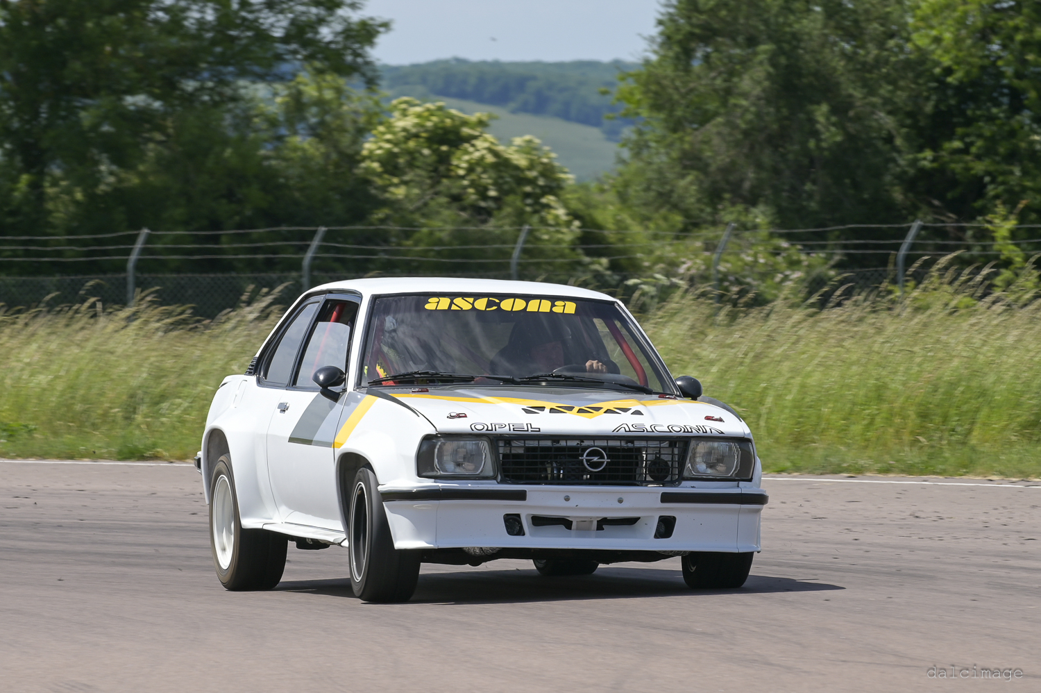 Voiture sur le circuit de pouilly - asaav.ch