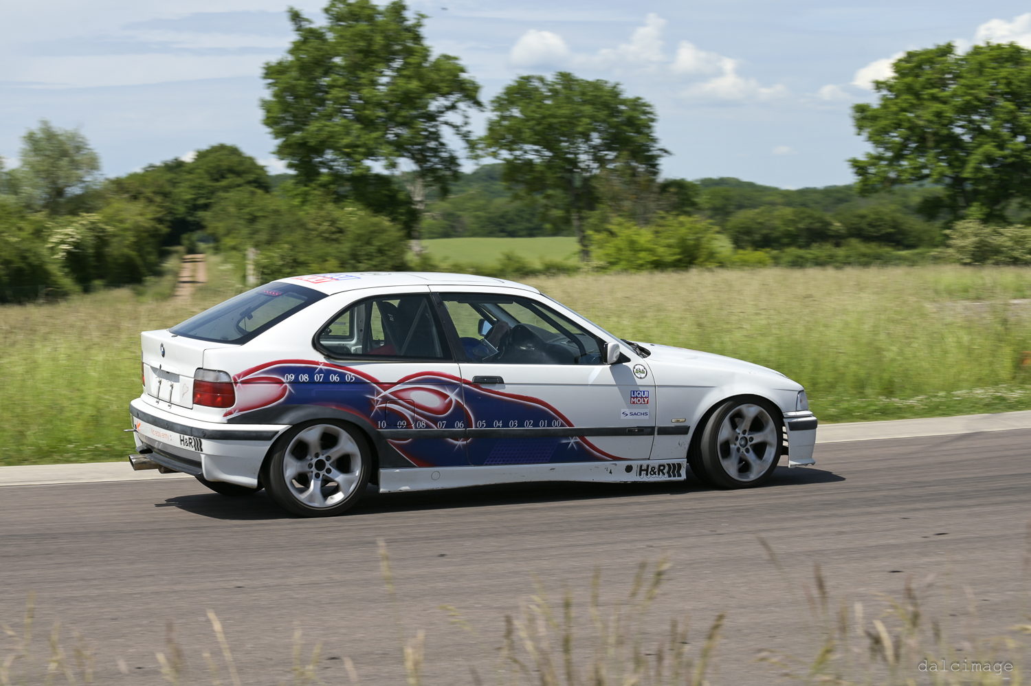 Voiture sur le circuit de pouilly - asaav.ch