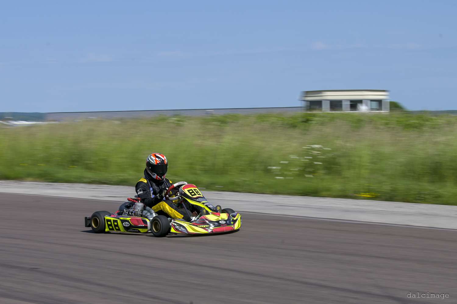 Voiture sur le circuit de pouilly - asaav.ch