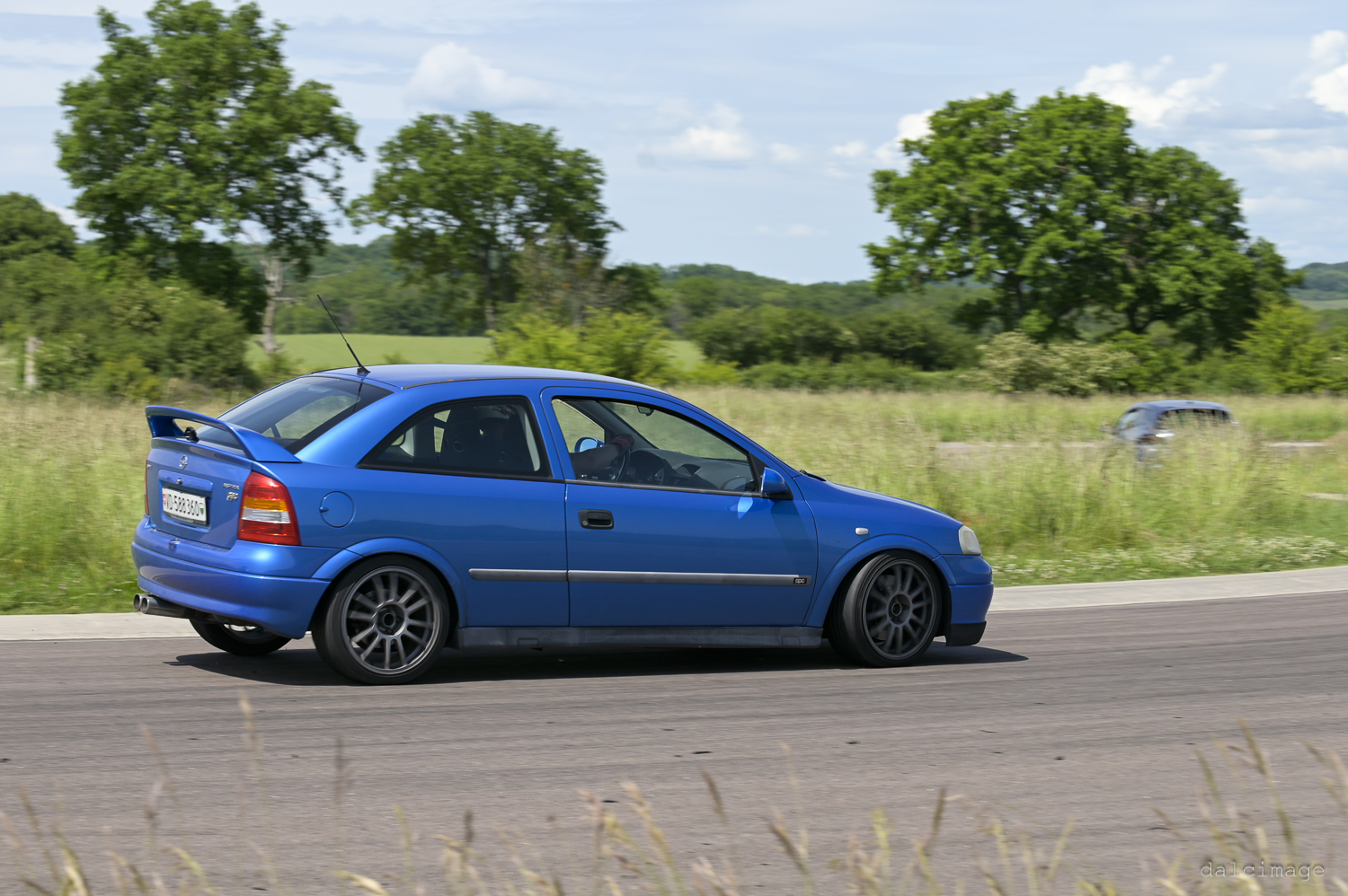 Voiture sur le circuit de pouilly - asaav.ch