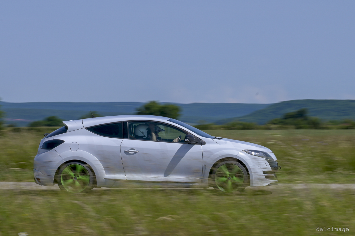 Voiture sur le circuit de pouilly - asaav.ch