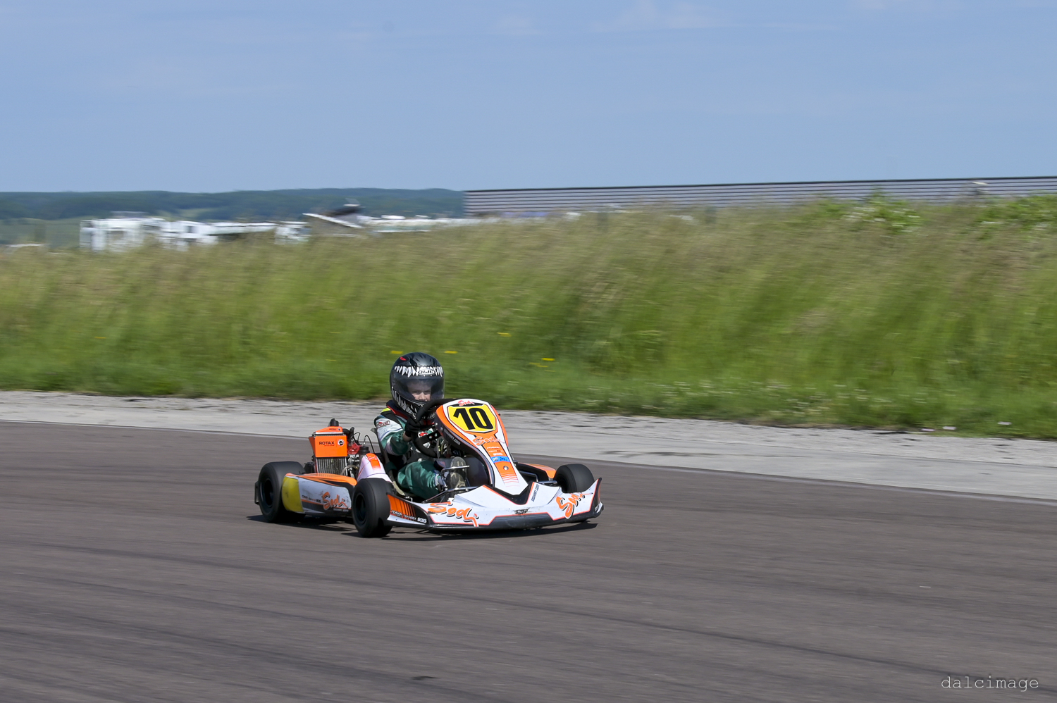Voiture sur le circuit de pouilly - asaav.ch