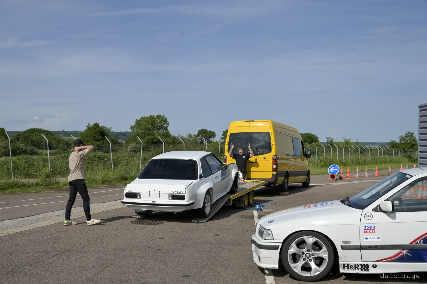 Voiture sur le circuit de pouilly - asaav.ch
