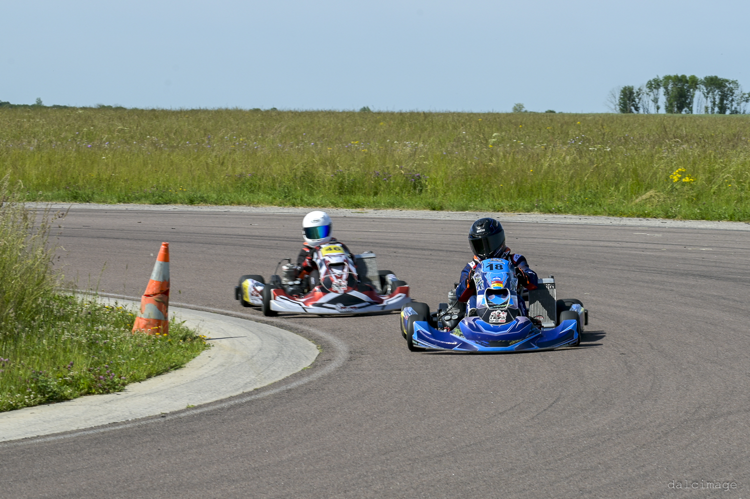 Voiture sur le circuit de pouilly - asaav.ch