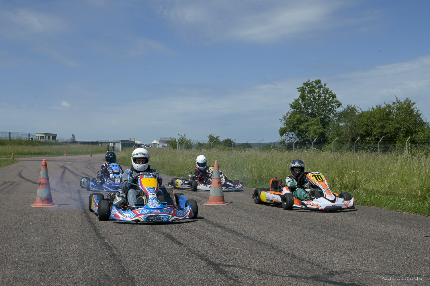 Voiture sur le circuit de pouilly - asaav.ch