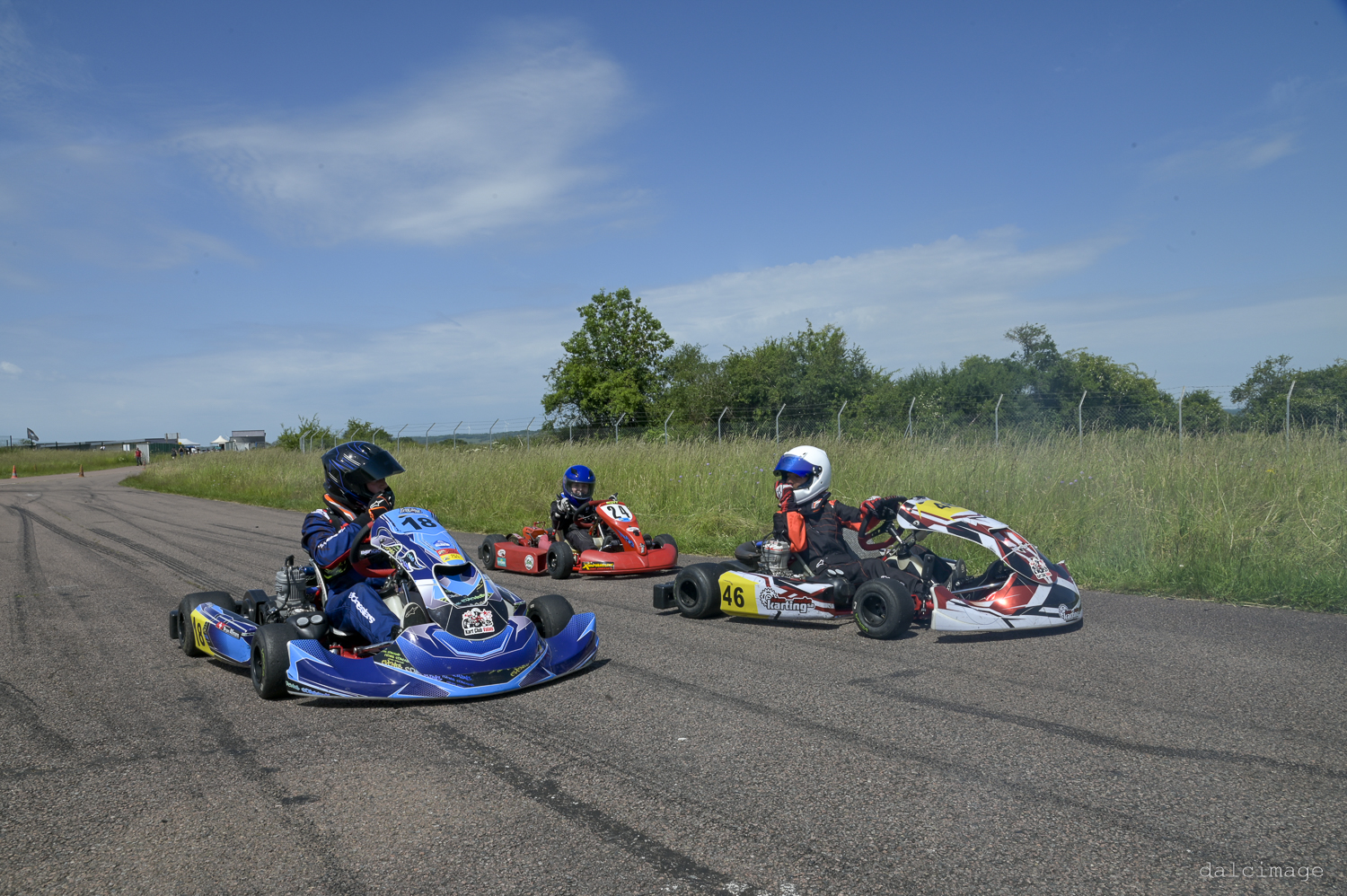 Voiture sur le circuit de pouilly - asaav.ch