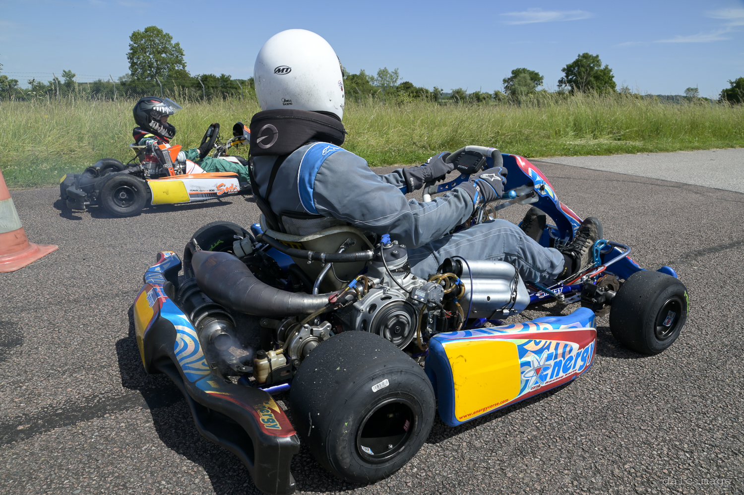 Voiture sur le circuit de pouilly - asaav.ch